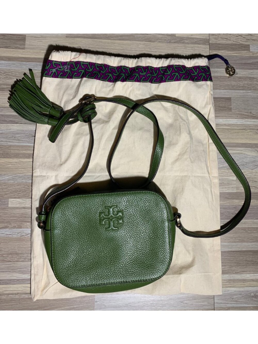Tory Burch Thea Camera Bag in Pebbled Leather - Green - Pre-Loved